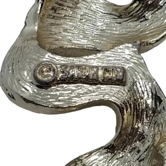 SARAH COVENTRY VINTAGE 1971 RIBBONETTE DESIGN LARGE GOLDTONE BROOCH - Picture 3 of 3